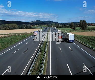 Germania, Bassa Sassonia, Wesergebirge, riserva naturale Weserbergland-Schaumburg-Hameln, autostrada A2, autostrada, carrello, autocarro, automobile Foto Stock