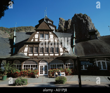 Kurmittelhaus ho im Kurpark mit Rheingrafenstein, Porphyrfelsen, Bad Muenster am Stein-Ebernburg, Alsenz, Nahe, Renania-Palatinato Foto Stock