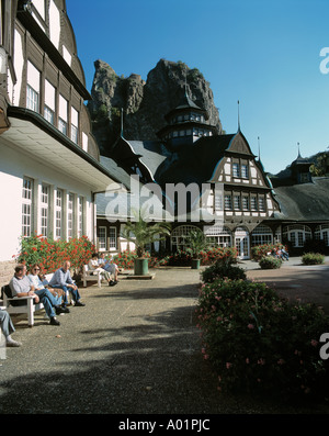 Kurmittelhaus ho im Kurpark mit Rheingrafenstein, Porphyrfelsen, Bad Muenster am Stein-Ebernburg, Alsenz, Nahe, Renania-Palatinato Foto Stock