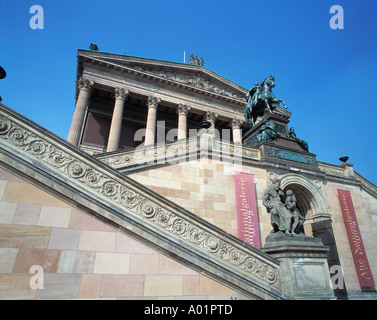 Alte Nationalgalerie, Baustil eines Tempels, Saeulenreihe, Ionische Saeulen, Reiterdenkmal Koenig Friedrich Wilhelm IV, Reiterstatue, Berlino Foto Stock