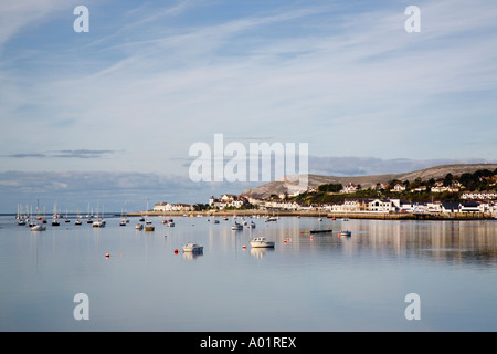 Barche ormeggiate su Afon Conwy estuario del fiume con vista Deganwy Conwy North Wales UK Foto Stock