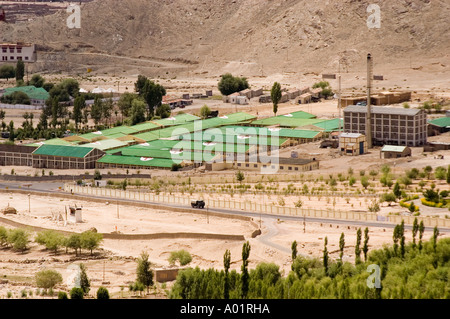 Caserme militari dell'esercito indiano a Leh, Ladakh, viste dallo Shanti Stupa. Paesaggio montano ad alta quota con strutture militari dal tetto verde. Foto Stock