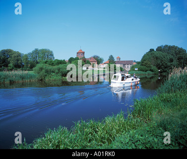 Burg, ruhige Flusslandschaft, Eldelandschaft, Motorboot auf der Elde, Neustadt-Glewe, Elde, Mecklenburg-Vorpommern Foto Stock