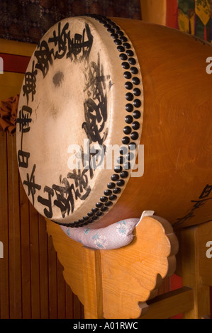 Tamburo rituale tradizionale all'interno del monastero giapponese accanto allo Shanti Stupa o Pagoda della Pace a Leh Ladakh India. Strumento culturale buddista in stand. Foto Stock