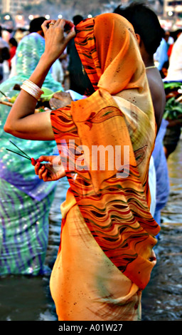 RSC0271 le donne indiane in saree facendo Chath pooja Foto Stock