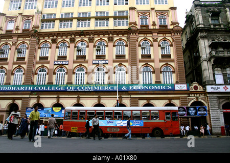 Siddharth Collage di Economia e Commercio su edificio D N Road Bombay Mumbai India Foto Stock