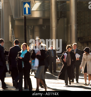 I lavoratori della città al di fuori dei Lloyds di Londra Inghilterra REGNO UNITO Foto Stock