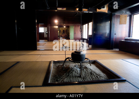 Sala da pranzo con camino e home santuario sul retro. Il Museo Folk della vecchia famiglia Tôyama. Prefettura di Gifu. Il Giappone. Foto Stock