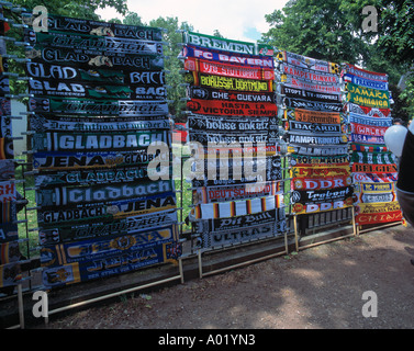 Calcio, spettatori, ventole, fan shop, stand di vendita con sciarpe Foto Stock