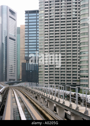 Treno monorotaia (Linea di Yurikamome) attraversando la zona di Shiodome. Tokyo. Giappone Foto Stock