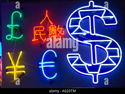 Insegne al neon in forma di valute straniere in Hong Kong Foto Stock