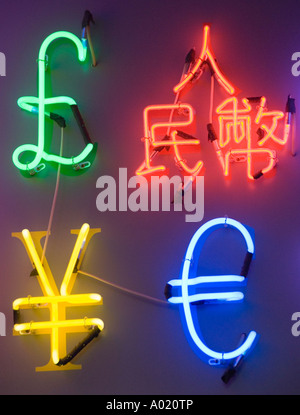 Insegne al neon in forma di valute straniere in Hong Kong Foto Stock