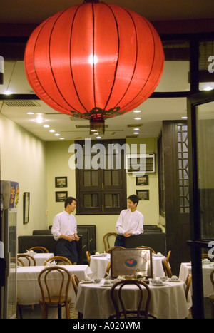 Guardando nella sistemazione di un ristorante Cinese di notte nel quartiere alla moda di Xintiandi quartiere degli intrattenimenti di Shanghai Foto Stock