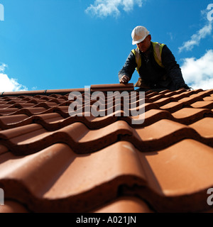 Tetto installatore stabilisce le tegole di una casa nuova. Foto Stock