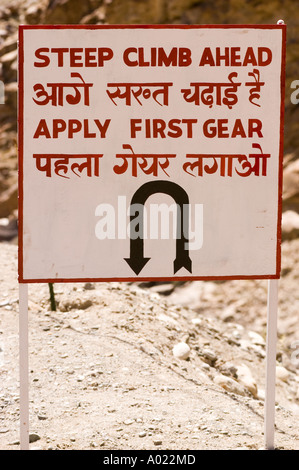 Segnaletica stradale in doppia lingua hindi e inglese, Ladakh, India. Segnale di avvertimento per i conducenti che devono applicare la prima marcia sulle strade di montagna. Foto Stock