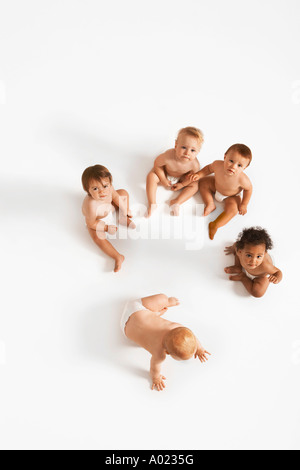 Oltre il colpo alla testa del piccolo gruppo di bambini in studio bianco Foto Stock