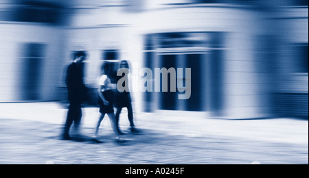 Sfumata la gente di affari a piedi edificio di passato Foto Stock