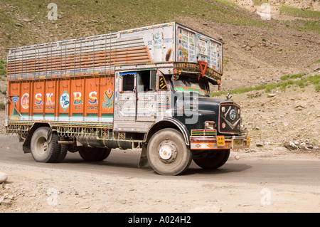 Indiano TATA carrello il parcheggio sulla Manali Leh in strada con la montagna in background Valle Lahaul India Foto Stock