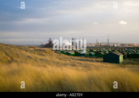 Diversi teloni hanno coperto le capanne dei pescatori con camini; cento cabine della “South Gare Fisherman’s Association”. Capannoni di hobby costieri in legno multipli. Foto Stock