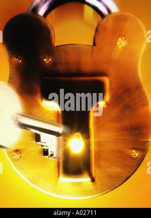 Chiave che sta per aprire il lucchetto Foto Stock