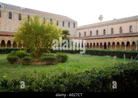 Courtyard Duomo Cattedrale di Monreale e chiostri, Palermo Sicilia Italia Foto Stock