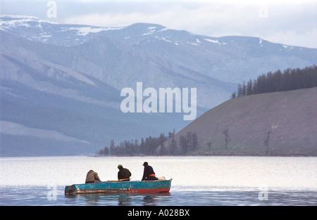 I pescatori in barca. Lago Khuvsgul. Somon Khatgal (paese). A nord della Mongolia Foto Stock