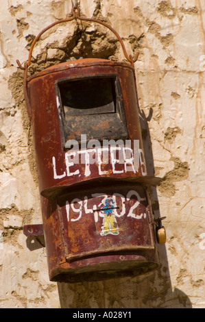 Scatola di lettere rossa rotonda su una tradizionale parete di casa Zanskari a Zanskar, Ladakh, Kashmir, India. Foto Stock