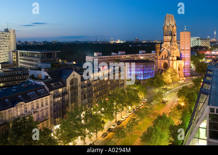 Germania Berlino Visualizza la Kaiser Wilhelm Memorial Church e Kurfurstendamm Foto Stock