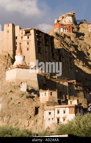 Palazzo Leh e monastero buddista Tsemo rosso bianco in salita a Leh, Ladakh, India. Antica architettura himalayana sotto un cielo blu. Foto Stock