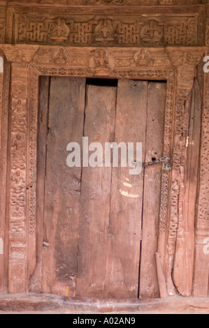 Antichi bassorilievi in legno sulla porta del monastero di Alchi, villaggio storico di Alchi, Ladakh, India. Tradizionale scultura in legno buddista. Foto Stock