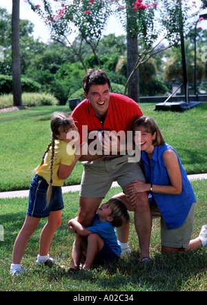 Ritratto di famiglia a giocare il gioco del calcio Foto Stock