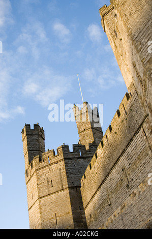 Caernarfon Castle tower esterno shot serata estiva caldo sole giallo su blocchi di arenaria - un sito patrimonio mondiale dell'UNESCO Foto Stock