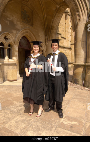 Maschio e femmina laureati dell'Università del Galles aberystwyth con il loro grado di certificati caps e abiti, REGNO UNITO Foto Stock