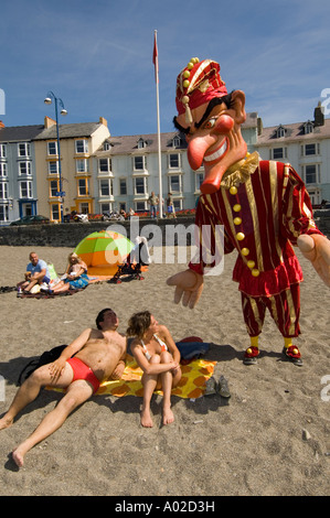 Aberystwyth annuale di punch e judy festival, agosto weekend - punzone gigante figura colloqui per paio di vacanzieri REGNO UNITO Foto Stock