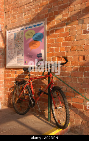 Bike puntellato contro un muro di mattoni Aberystwyth stazione ferroviaria pomeriggio estivo Wales UK Foto Stock