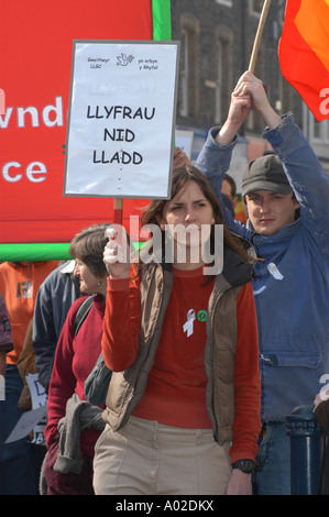 'Llyfrau nid lladd' - Welsh per libri 'non uccidere' - anti guerra in iraq protester nelle strade di Aberystwyth - donna bibliotecario Foto Stock