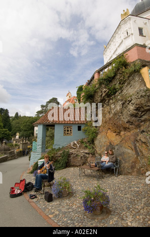 Portmeirion italianamente village progettato dall architetto eccentrico Clough Williams Ellis vicino a Porthmadog Gwynedd Galles del nord Foto Stock