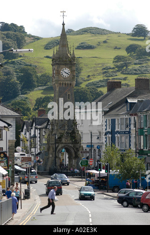 Machynlleth Powys Galles centrale pomeriggio estivo di Main Street e iconica gotico vittoriano di clock tower Foto Stock