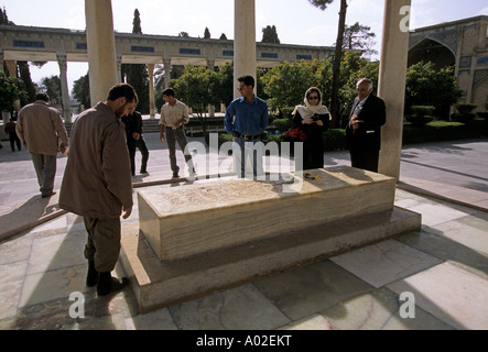 Visitatori presso la tomba di Hafez a Shiraz Iran Foto Stock