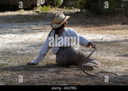 Cowgirl fratturazione di una frusta stockwhip dimostrazione di cracking a Silver River State Park in Ocala Central Florida USA Foto Stock