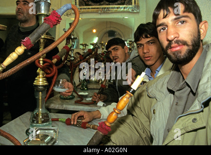 Fumare narghilè in una casa da tè a Teheran in Iran Foto Stock