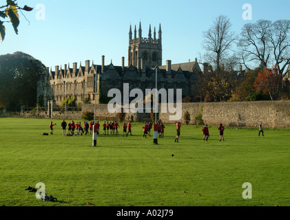 Vista di Merton College e una partita di rugby oltre il campo di gioco Foto Stock