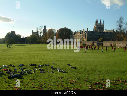 Vista di Merton College e una partita di rugby oltre il campo di gioco Foto Stock