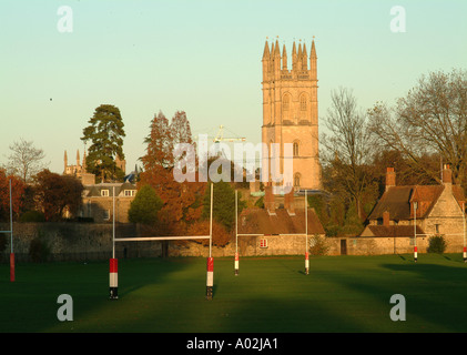 Vista di Magdalen Tower su campo di Merton e Dead Mans a piedi Foto Stock