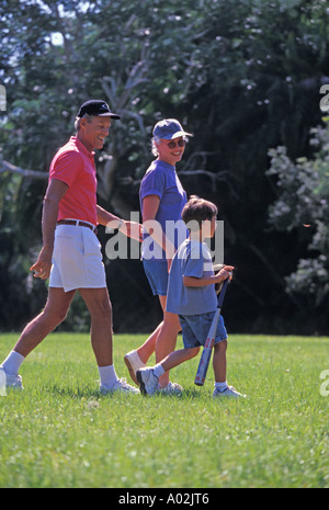Nonni caucasica camminare con il nipote in posizione di parcheggio Foto Stock