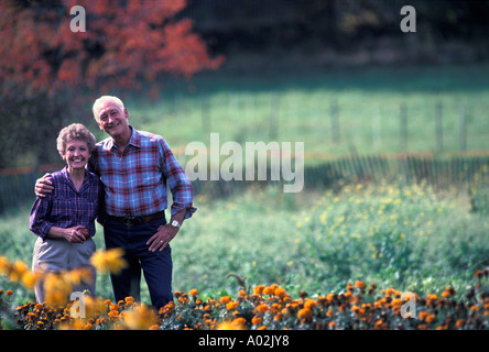 Felice coppia in pensione nel loro cortile anteriore Foto Stock