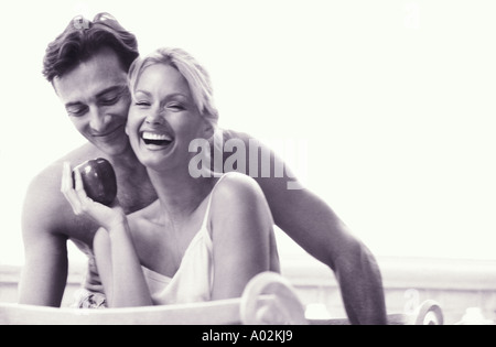 Ritratto di giovane caucasico mangiare sulla terrazza Foto Stock