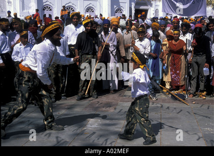 Arti marziali di Sikh praticate su Hola Mohalla ad Anandpur nel Punjab, India Foto Stock