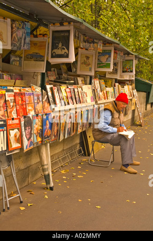 Un titolare di stallo in Quai Voltaire nel centro di Parigi la capitale della Francia UE Foto Stock