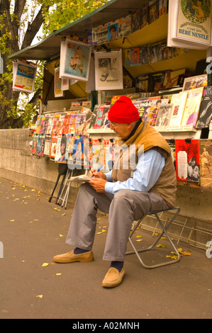 Un stallholder sulle banchine di St Germain des Pres nel centro di Parigi la capitale della Francia UE Foto Stock